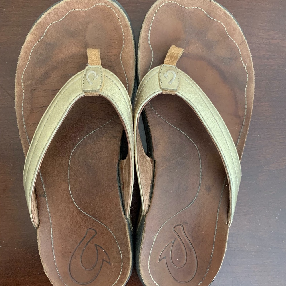 OluKai Gold Sandals Size 8